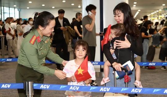 Cận cảnh công tác an ninh, làm thủ tục bay dịp nghỉ lễ 30/4