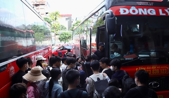 Bến xe Hà Nội đông nghịt khách trước kỳ nghỉ lễ 30/4