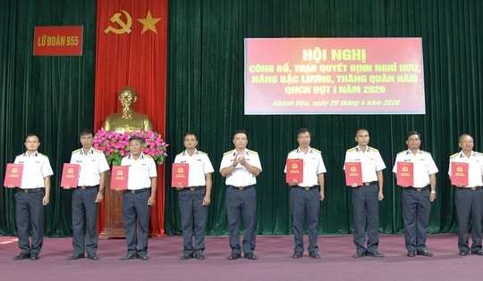 Lữ đoàn 955 thăng quân hàm cho 53 quân nhân, tri ân người có công dịp 30/4