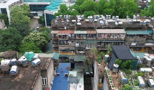 Tập thể cũ ở Hà Nội oằn mình cõng 'bom nước'