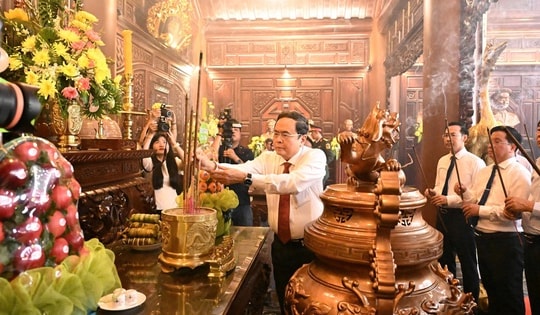 Chủ tịch Quốc hội dâng hương, tặng quà người có công tại An Giang