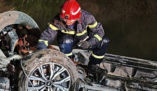 Ô tô lao xuống mương nước trong đêm, tài xế bị mắc kẹt