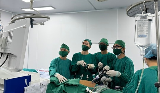Phẫu thuật nội soi thành công cho bệnh nhân 64 tuổi cùng mắc hai loại ung thư khó