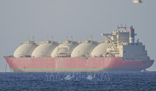 Giá dầu tăng vọt do lo ngại phong tỏa kéo dài tại eo biển Hormuz
