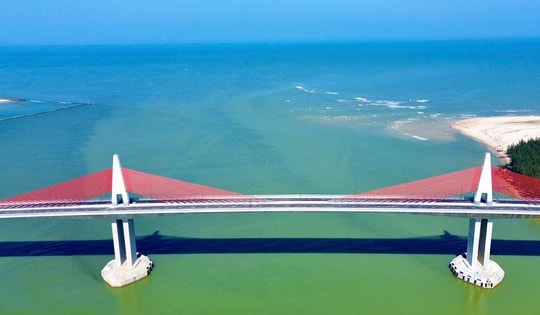 Thông xe cầu vượt cửa biển ở Huế, người dân đổ về chụp ảnh, ngắm cảnh