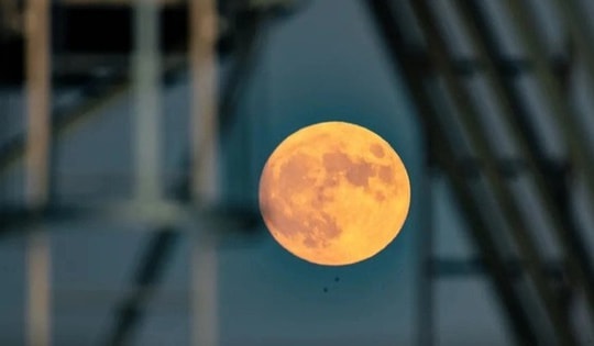Tháng 5 có hai ngày Trăng tròn dựa trên quy luật thiên văn nào?