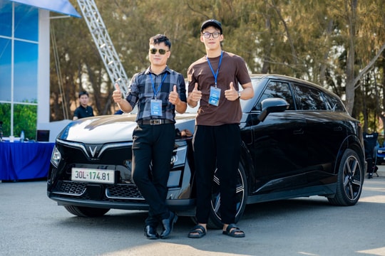 Nghỉ lễ, người dân TP.HCM 'đổ bộ' Cần Giờ trải nghiệm xe điện VinFast