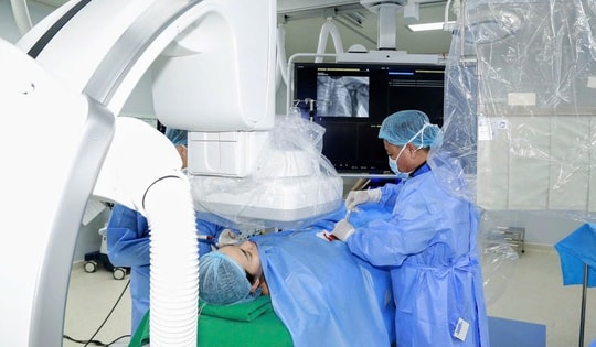 Căn bệnh rối loạn nhịp tim khiến lồng ngực cô gái ‘rung lên dữ dội'