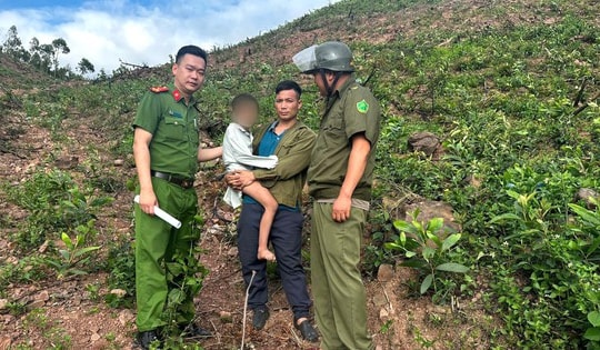 Từ dấu vết nghi vấn, tìm thấy bé gái 10 tuổi bị lạc trong rừng