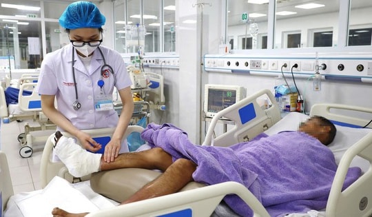 Tự ý bôi cao nóng vào vết xước, người đàn ông bị nhiễm trùng huyết nặng