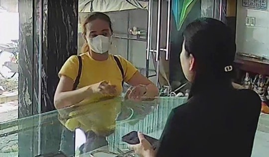 Công an truy tìm cặp đôi cướp vàng giữa ban ngày