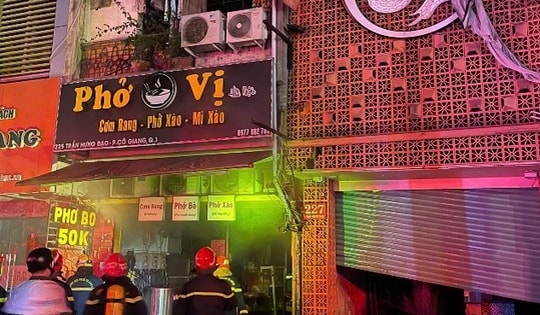 Kịp thời cứu 4 người mắc kẹt trong vụ cháy ở trung tâm TP Hồ Chí Minh