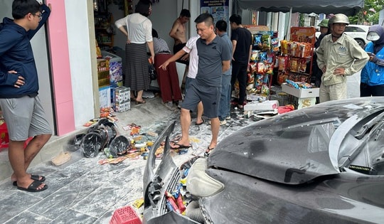 Ô tô tông vào tiệm tạp hóa rồi bốc cháy, người dân dùng gạch phá kính cứu tài xế mắc kẹt