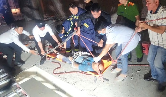 Bị ngã dưới tầng hầm sâu, người đàn ông may mắn được công an cứu sống