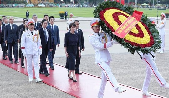 Thủ tướng Nhật Bản đặt vòng hoa viếng Chủ tịch Hồ Chí Minh và Đài tưởng niệm các Anh hùng liệt sỹ