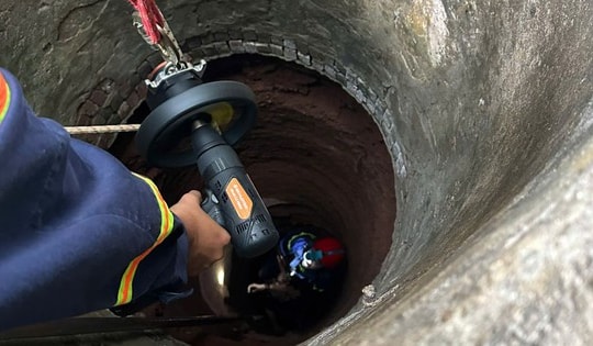 TPHCM: Giải cứu người rơi giếng sâu 35m
