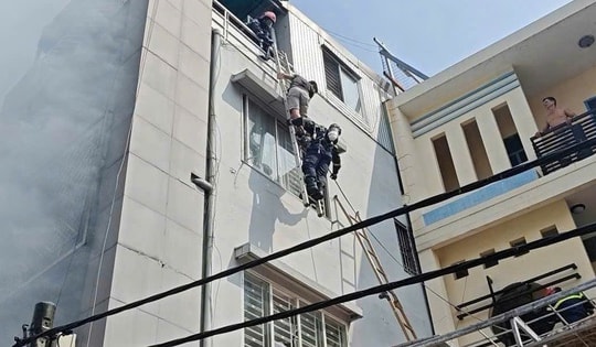 Cảnh sát kịp thời cứu nạn nhân trong vụ cháy nhà 5 tầng ở TPHCM