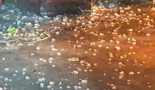 Hà Nội: Mưa đá bất ngờ tối 2/5, cảnh báo dông lốc diện rộng