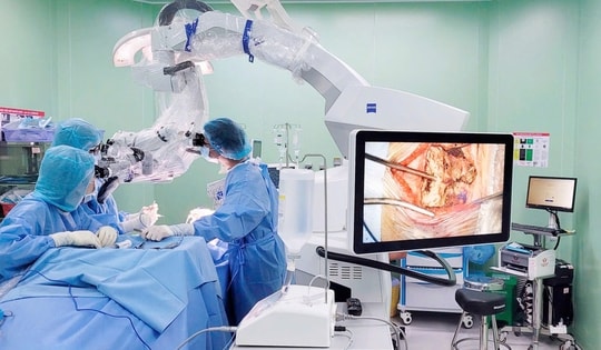Cứu sống cụ bà 86 tuổi bị túi phình động mạch não nhờ phẫu thuật lỗ khóa