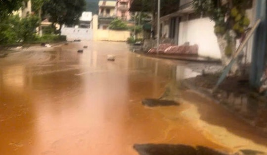 Sét đánh thúng bể chứa nhà máy đường, hàng ngàn tấn mật mía tràn ra ngoài