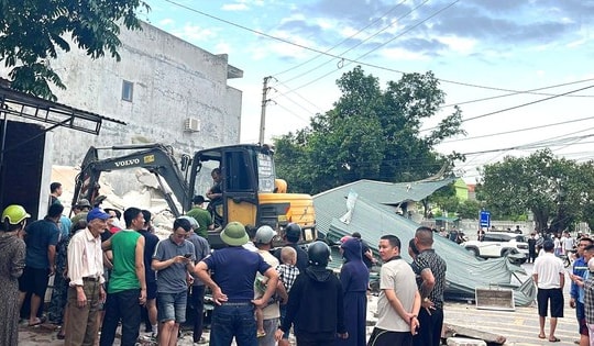 Căn nhà bất ngờ đổ sập khi đang sửa chữa, 3 nạn nhân bị vùi lấp