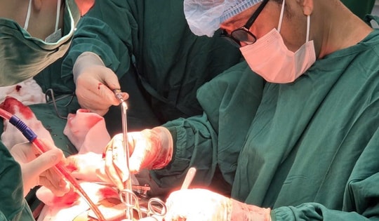 Nam thanh niên bị đứt động mạch cổ được cứu sống ngoạn mục