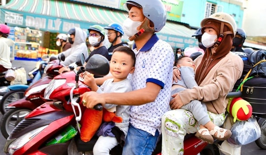 Phà Cát Lái ùn ứ khi người dân quay lại TPHCM sau kỳ nghỉ lễ 30/4 – 1/5