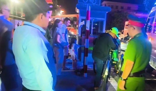 Xử lý tình trạng chèo kéo khách, bán hàng rong tại bến thuyền trung tâm ở Huế