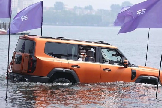 Mẫu xe SUV tích hợp chân vịt điện giúp bơi như thuyền