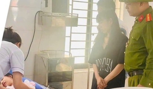 Cấp cứu bé gái ngất xỉu khi đợi phà đi Cát Bà dịp nghỉ lễ