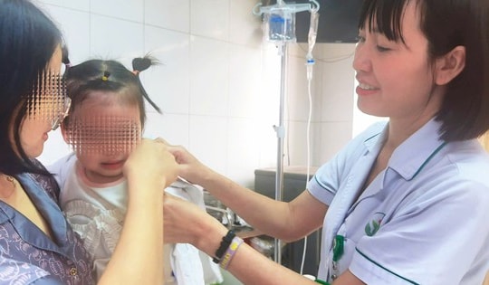 Bé gái 22 tháng tuổi bị chó cắn, nhập viện hoảng loạn, khuôn mặt nhiều vết thương
