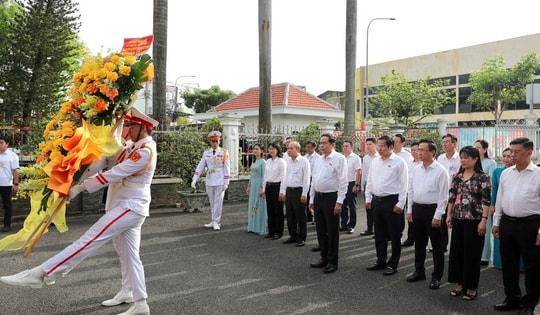 Chủ tịch Quốc hội Trần Thanh Mẫn dâng hương tại Di tích lịch sử văn hóa quốc gia Dinh quận Hóc Môn