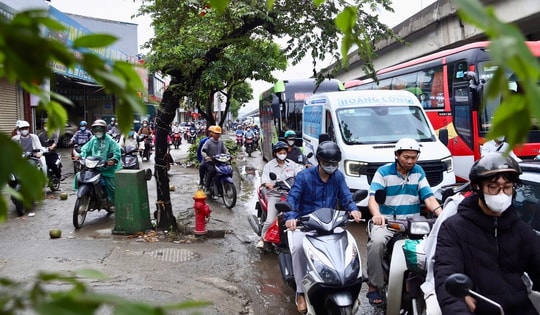 Giao thông Hà Nội đông đúc sau nghỉ lễ, xe máy 'leo' vỉa hè né dòng phương tiện