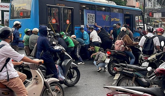 Cận cảnh người dân nâng xe buýt cứu tài xế mắc kẹt