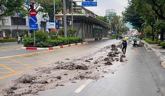 Đường Láng Hạ ngổn ngang bùn đất sau sự cố xe Howo