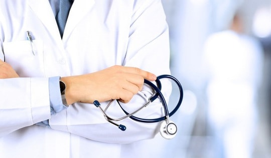 Y bác sĩ được lùi thời điểm gia hạn giấy phép hành nghề khám chữa bệnh trong bao lâu?