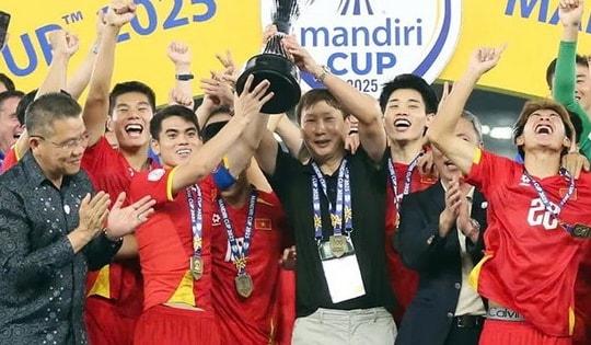 Thủ tướng tặng Bằng khen cho Ban huấn luyện U22 Việt Nam vô địch SEA Games 33