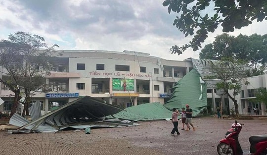 12 người bị thương, hơn 3000 ngôi nhà bị tốc mái vì dông lốc, mưa đá