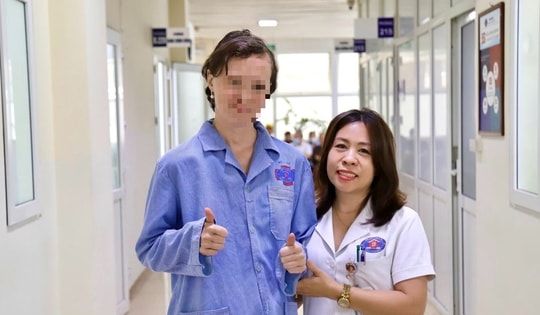 Từ nguy cơ liệt nửa cơ thể, nữ bệnh nhân người Nga tự đi lại sau ca mổ u não tại Việt Nam