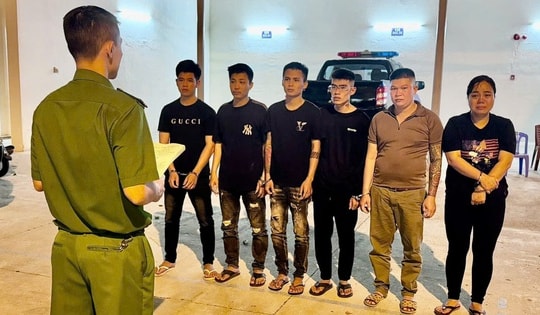 Bắt nhóm đối tượng 'sang nhượng' bé gái 14 tuổi qua nhiều quán karaoke để trừ nợ