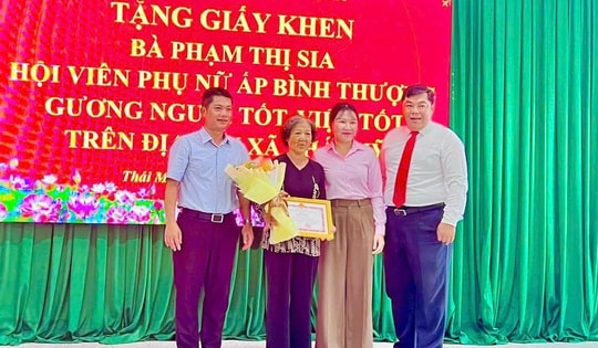 Nhặt được tiền và 5 tờ vé số trúng giải, người phụ nữ trả lại người đánh rơi