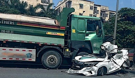Tai nạn liên hoàn 10 xe tại Hà Nội: Tài xế được cứu ra khỏi phương tiện đã biến dạng