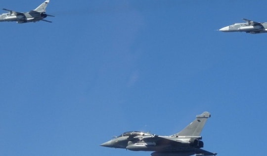 Tiêm kích Rafale Pháp chặn Su-24 Nga trên biển Baltic