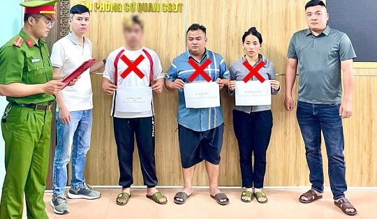 Anh ruột tiếp tay bán em gái 14 tuổi