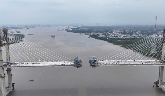 Sắp hợp long cây cầu dây văng có tĩnh không cao nhất Việt Nam