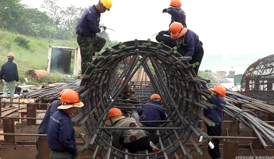 Cận cảnh công trường cầu Vân Phúc chạy đua trước mùa lũ sông Hồng