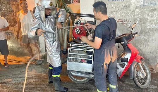 Xe máy chữa cháy luồn ngõ hẹp, kịp dập lửa nhà dân ở Hà Nội