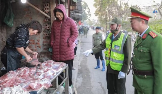 Hà Nội tăng cường xử lý 'chợ cóc' và ùn tắc giao thông