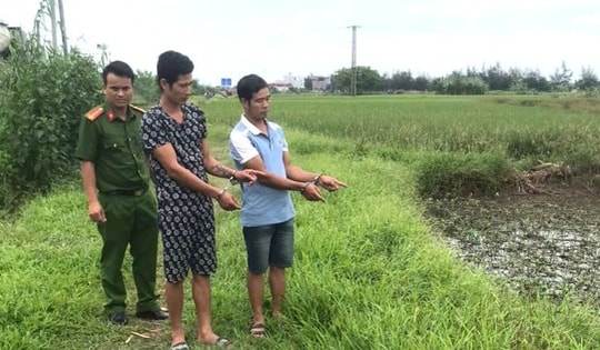 Hai gã đàn ông bắt trộm nghé mang ra đồng giết lấy thịt mang về cất vào tủ