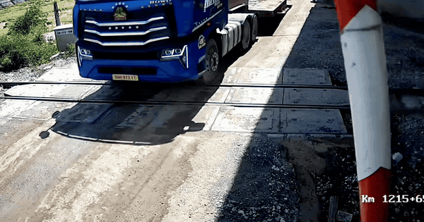 Video xe đầu kéo tông gãy cần chắn, vượt đường sắt ngay trước khi tàu đi qua